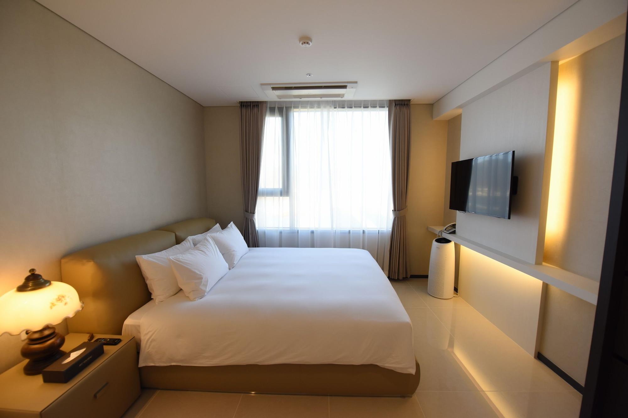 Geoje Artnouveau Suite Hotel מראה חיצוני תמונה