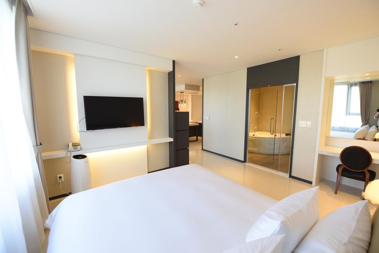 Geoje Artnouveau Suite Hotel מראה חיצוני תמונה