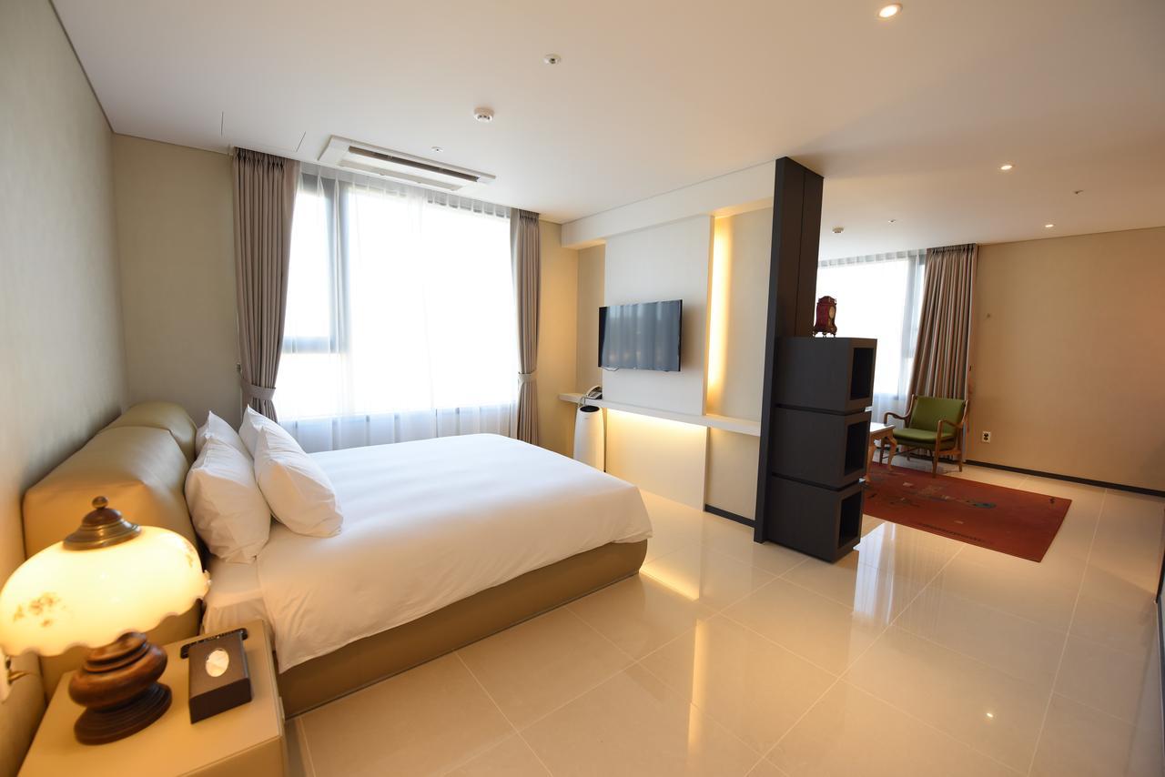 Geoje Artnouveau Suite Hotel מראה חיצוני תמונה